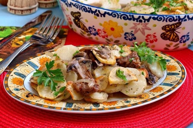 Beef with potatoes and mushrooms