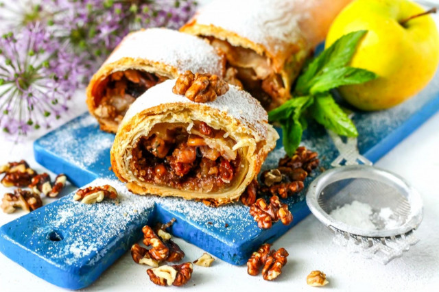 Viennese strudel with apples