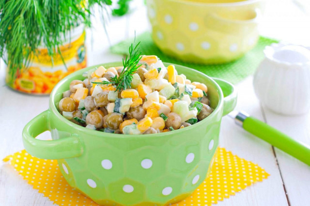 Salad with peas, corn and eggs