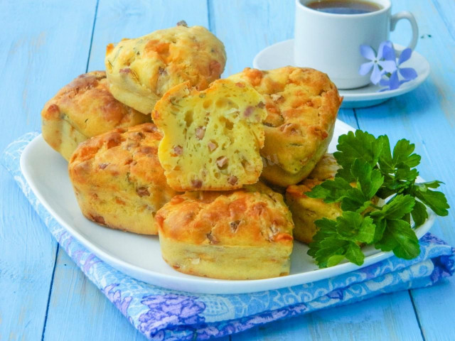Muffins with sausage