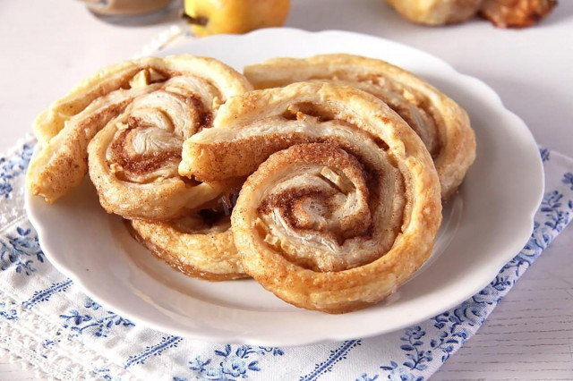 Puff pastry buns with apples