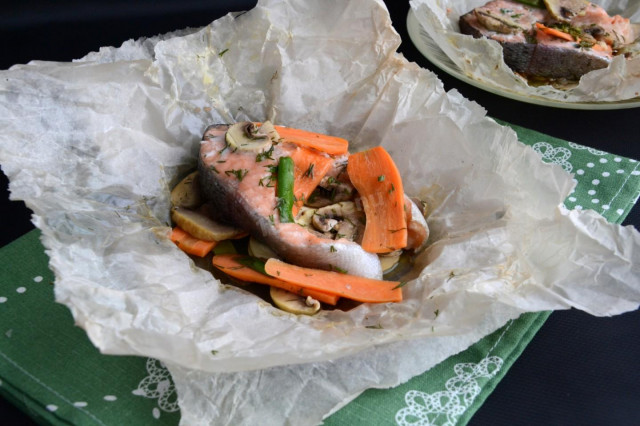 Fish in parchment with mushrooms and carrots