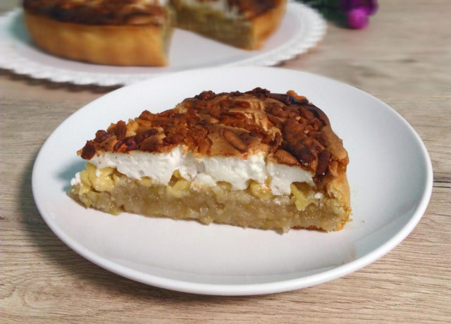 Polish apple pie with meringue