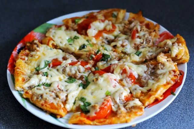Pizza with canned tuna and onions