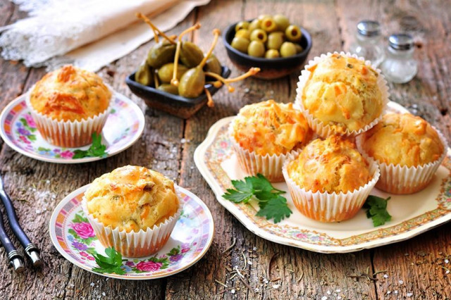 Chicken muffins with chicken and cheese