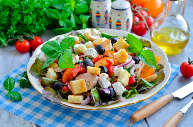 Greek salad with croutons and chicken