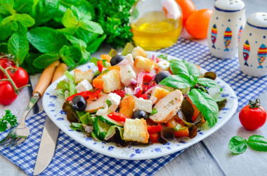 Greek salad with croutons and chicken