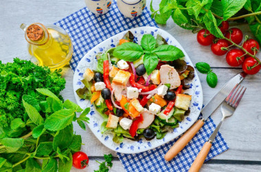 Greek salad with croutons and chicken