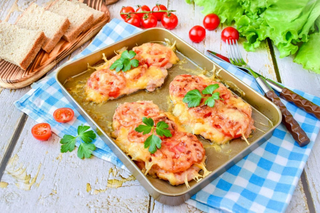 Chicken with cheese and tomatoes baked in the oven