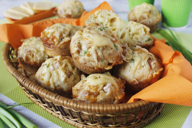 Snack muffins with ham and cheese