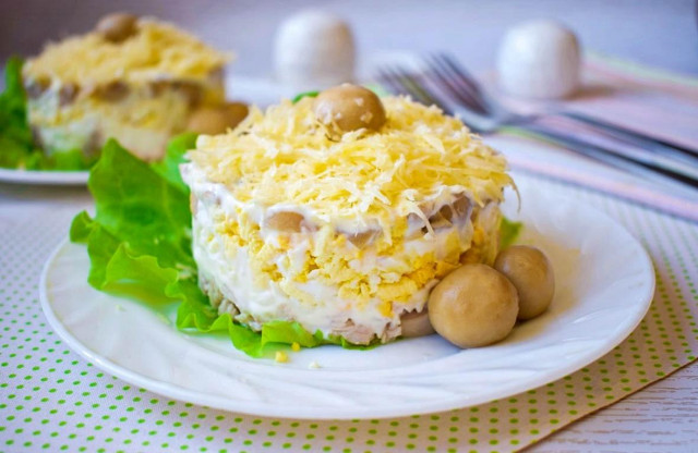 Chicken salad with mushrooms and cheese layers