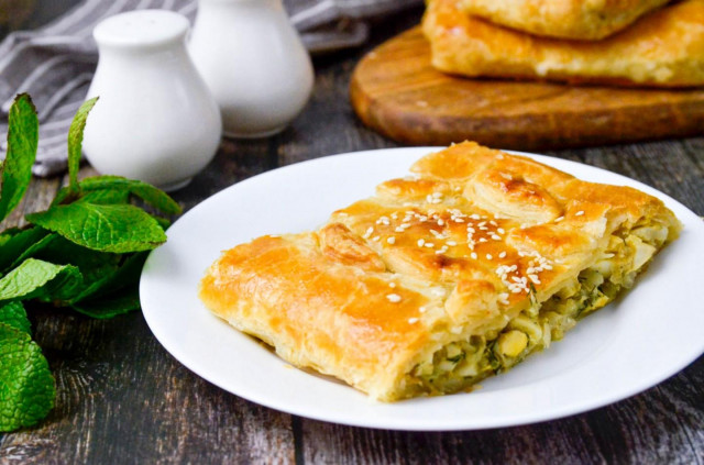 Pie with puff pastry cabbage