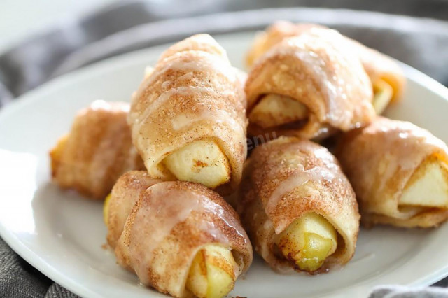 Puff pastry rolls with apples in a hurry