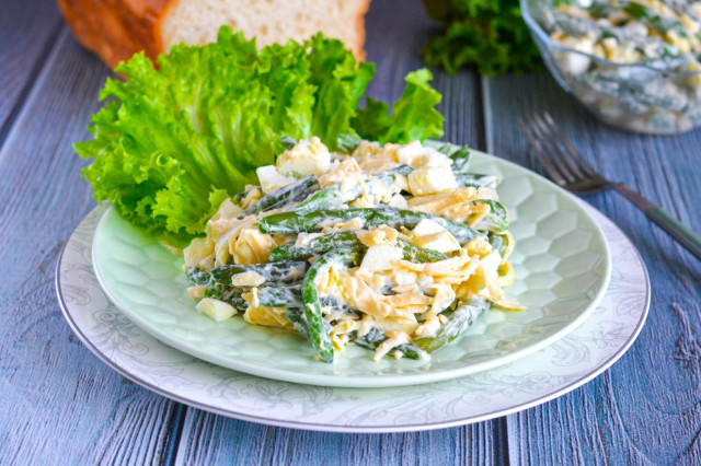 Salad with green string beans and egg