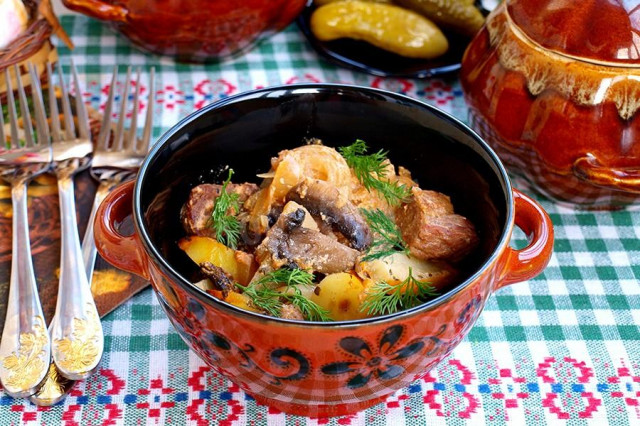 Beef with mushrooms in pots
