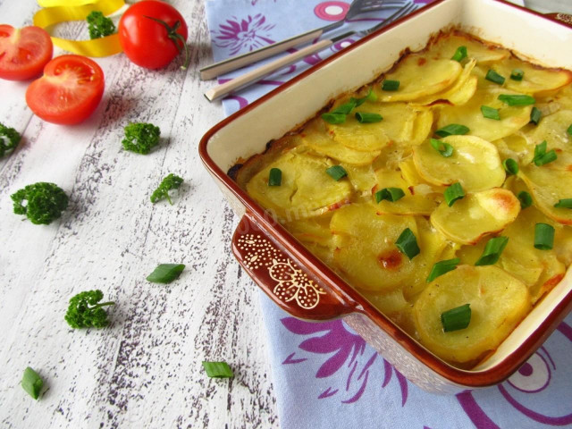 Baked potatoes in cream with nutmeg