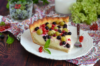 Sour cream pie with berries