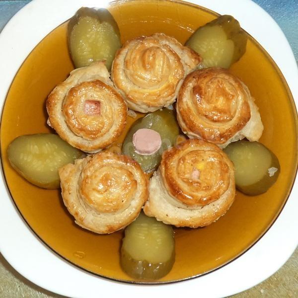 Puff pastry roses with sausage