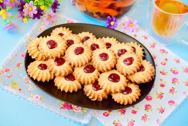 Kurabye shortbread cookies with jam