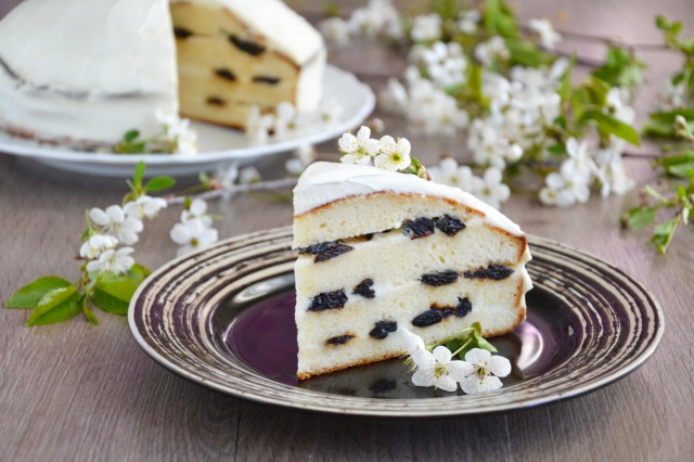 Sour cream cake with prunes