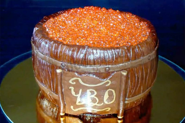 Barrel cake with caviar