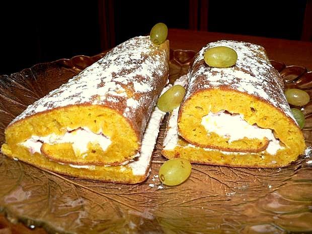 Roll with pumpkin and cottage cheese cream