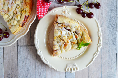 Snail pie with cherry puff pastry