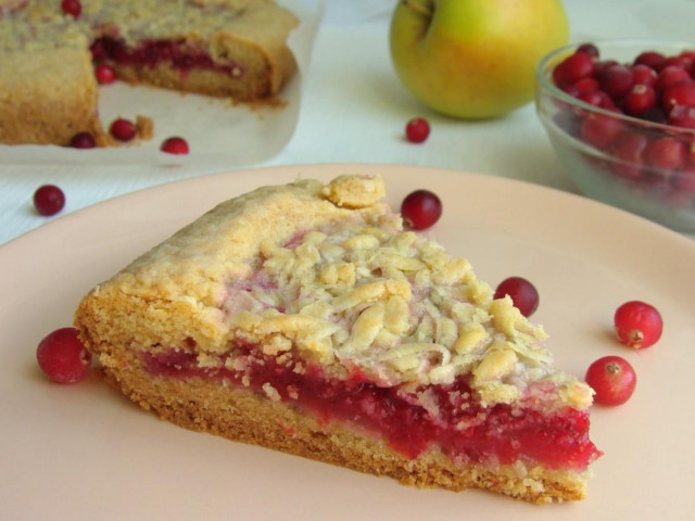 Shortbread pie with cranberries