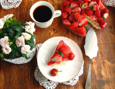 Strawberry cream cake with gelatin