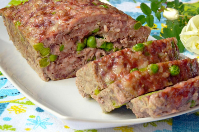 Meat loaf with green peas