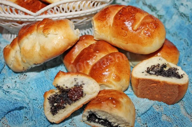Poppy seed buns with poppy seeds and cinnamon
