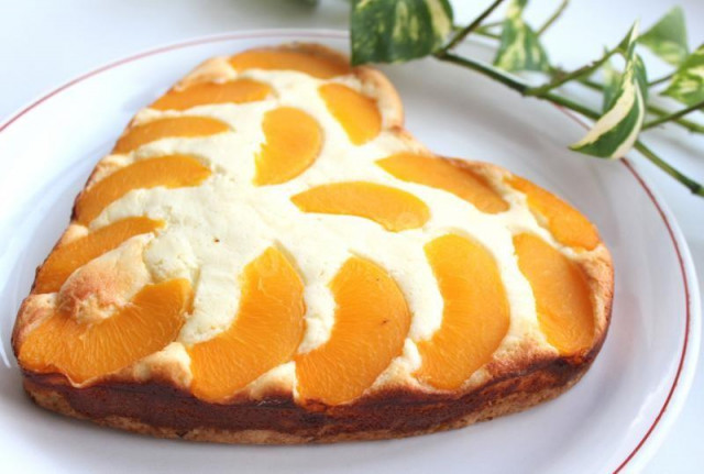 Cottage cheese pie with peaches