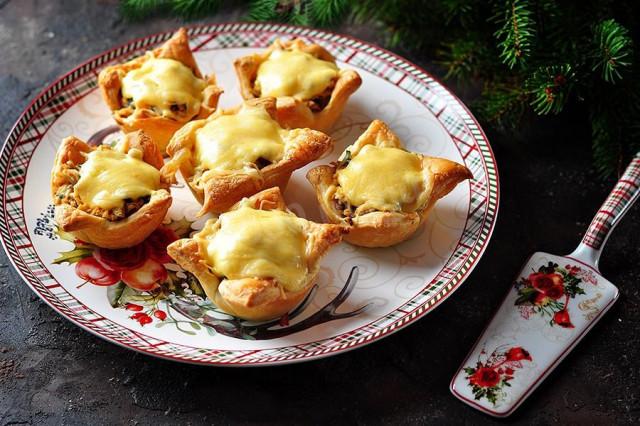 Hot tartlets with stuffing