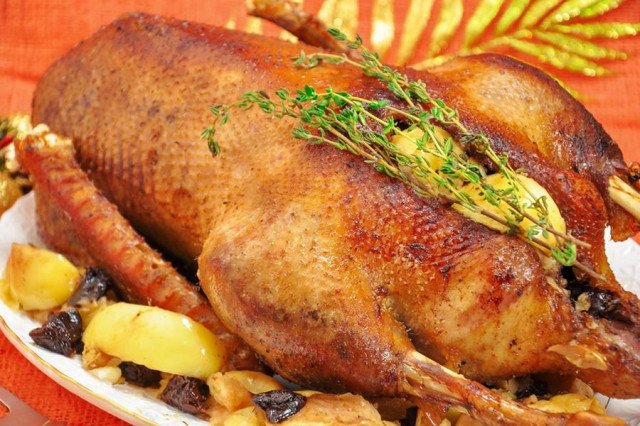 Duck stuffed with apples
