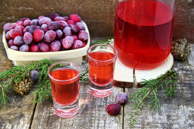 Cranberry tincture on moonshine