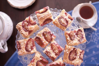 Pie with plums from yeast dough