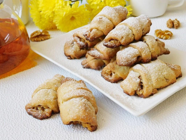 Cookies rolls on sour cream with honey and nuts