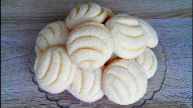 Shortbread cookies in vegetable oil with vanilla