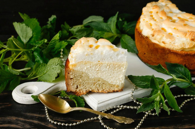 Shortbread cake with vanilla and meringue