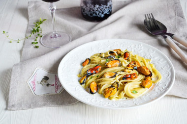 Pasta with mussels in cream sauce
