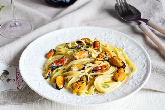 Pasta with mussels in cream sauce