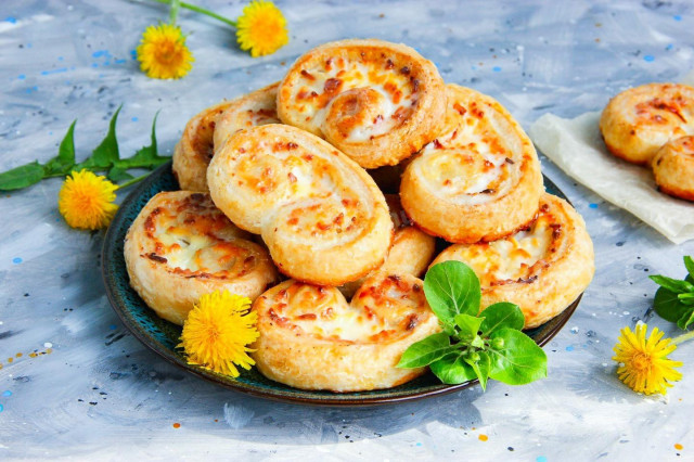 Cottage cheese curls made of puff pastry in sour cream filling