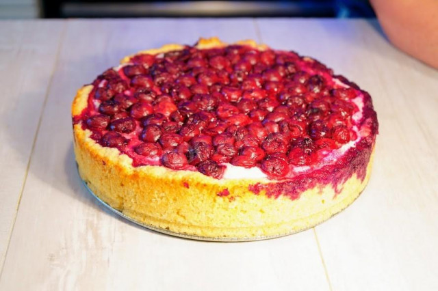 Cottage cheese pie on margarine with sour cream and cherries