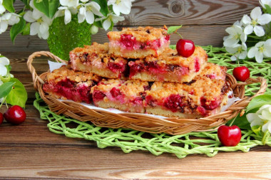 Grated pie with cottage cheese and cherries