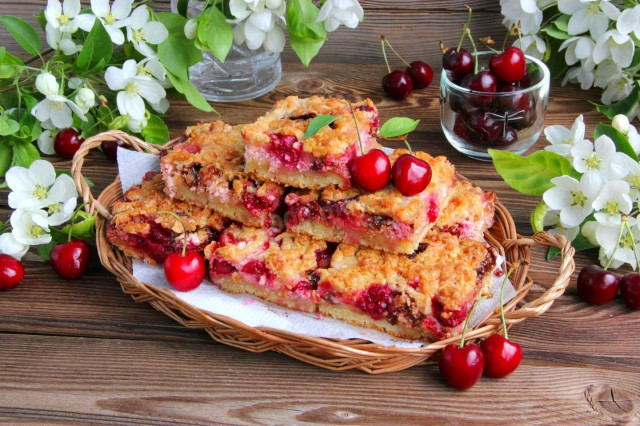 Grated pie with cottage cheese and cherries