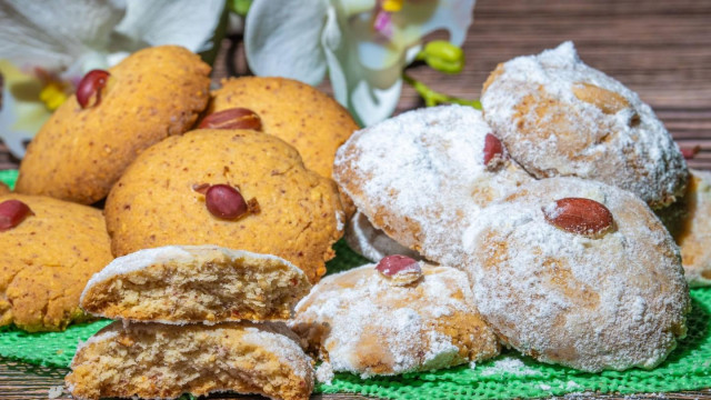 Shortbread cookies with ground peanuts and vanilla