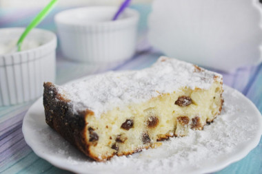 Cottage cheese casserole in sour cream with raisins and vanilla flavor