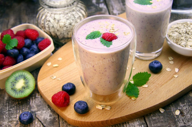 Smoothie for breakfast with oatmeal