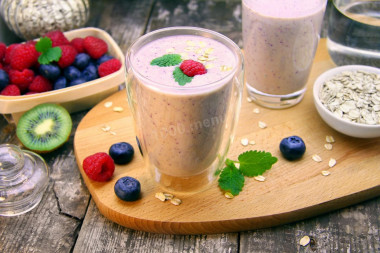Smoothie for breakfast with oatmeal