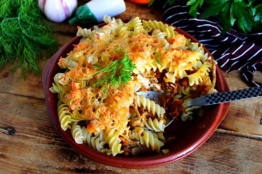 Macaroni and minced meat casserole with cheese